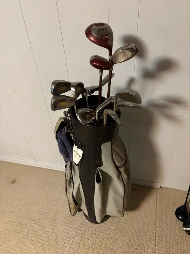 Great shape women’s right handed golf clubs and bag graphite in Golf in Guelph - Image 4