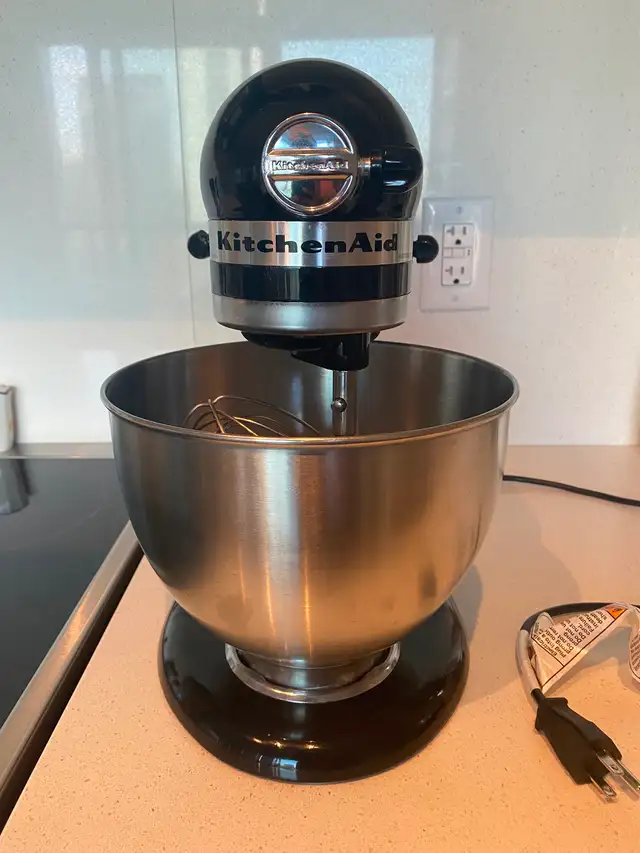 Kitchenaid classic series 4.5 quart tilt-head stand mixer in Kitchen & Dining Wares in City of Toronto - Image 5