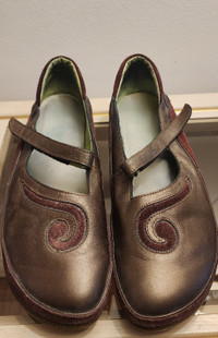 Womens shoes brown/burgundy size 10 by Naot