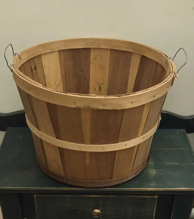Primitive VTG Larg Basket Country Farm Wood Fruit Vegetable in Home Décor & Accents in City of Toronto - Image 6