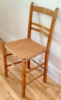 Antiquité. Collection. Magnifique chaise en bois.