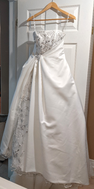 Mori Lee Wedding Dress - fits 2-6 in Wedding in Hamilton