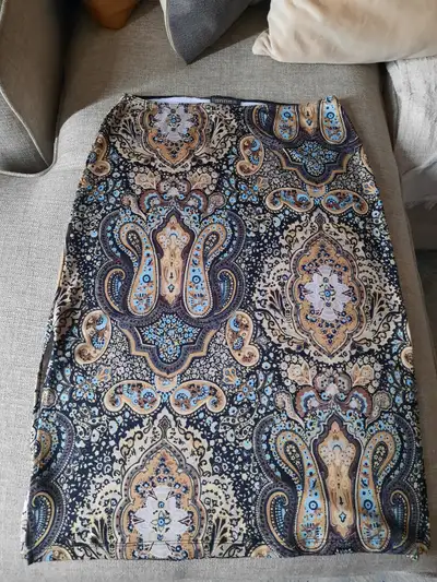 Beautiful vintage skirt. Size medium, 26" length. Stretchy fabric.