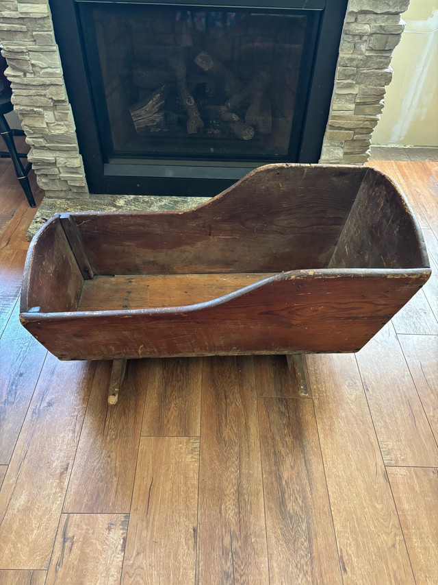 antique cradle  in Arts & Collectibles in Owen Sound - Image 2