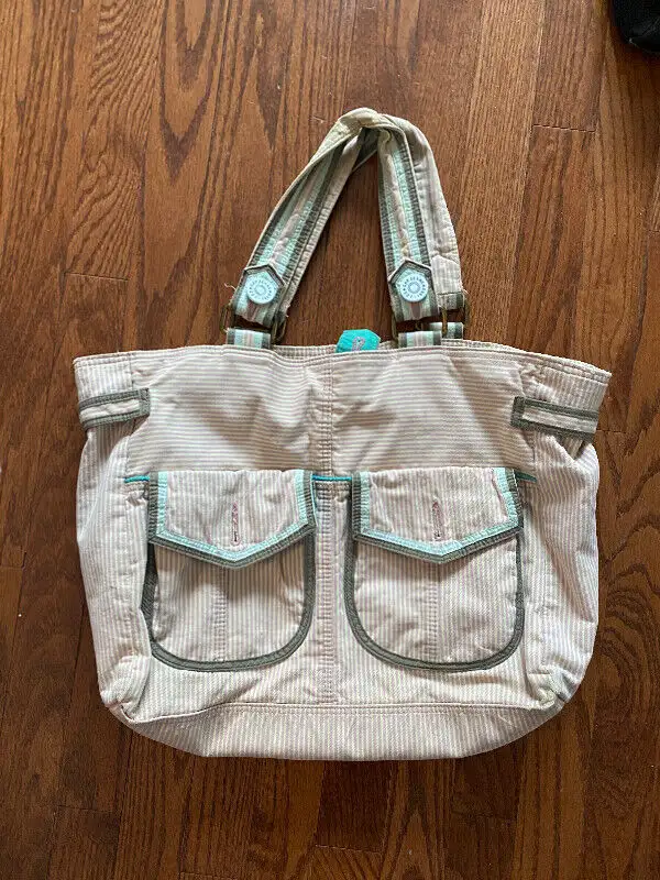 Woman’s Gap Bag in Women's - Bags & Wallets in Ottawa - Image 2