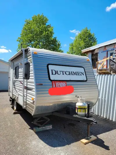 Découvrez cette caravane Dutchman 814RB 2012, parfaite pour vos aventures sur la route! Bien entrete...