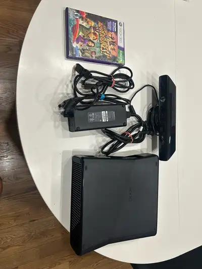 Xbox 360 Slim + Kinect + jeu Kinect Adventures, View more