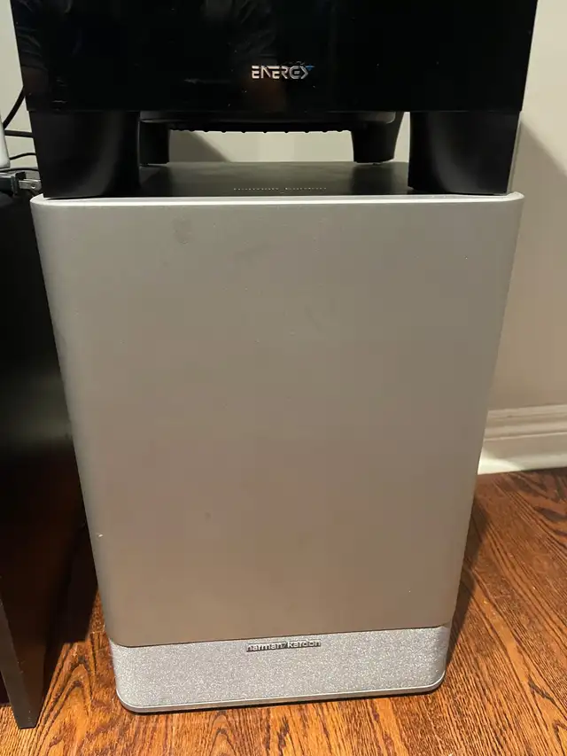 Harman Kardon HKTS8 speakers and subwoofer, set of 5 in Speakers in Markham / York Region - Image 6