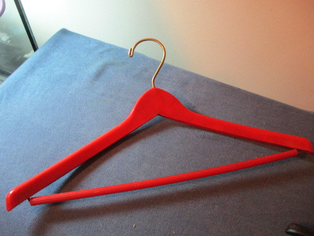 VINTAGE ART DECO STYLE RED PLASTIC CLOTHES HANGER-1960/70'S-RARE dans Art et objets de collection  à Laval/Rive Nord - Image 2