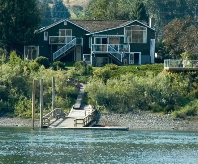 Bachelor suite on the South Thompson River.