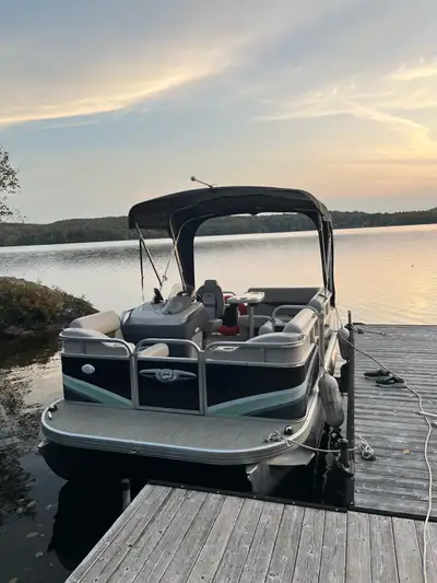 This pre-owned Princecraft Ebrio 15 electric pontoon boat features a comfortable and spacious layout...