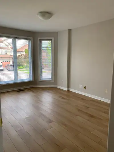 Rooms available for rent near Fleming College