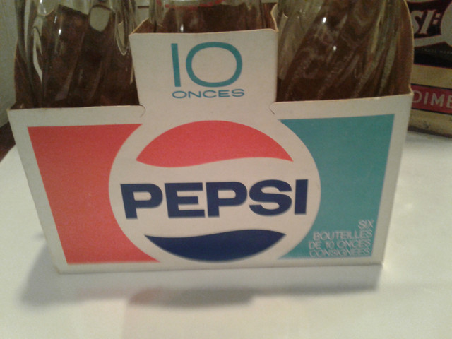 VINTAGE PEPSI 6 PACK CARTON BOTTLES AND SIGN in Arts & Collectibles in Kawartha Lakes - Image 3