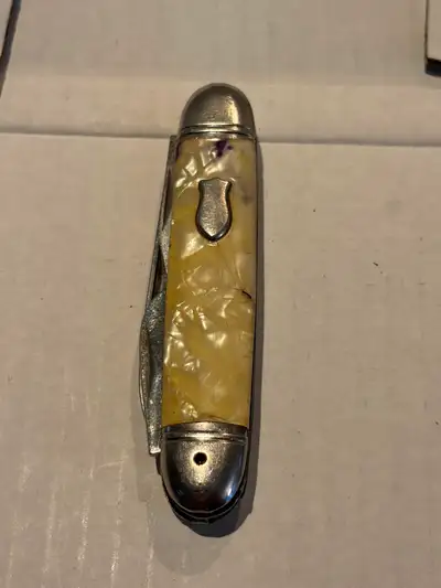 K039 Pocket Knife, 3 functions 2-1/2” Blade, 5” Overall Asking: $10.00 Condition: Shows signs of use