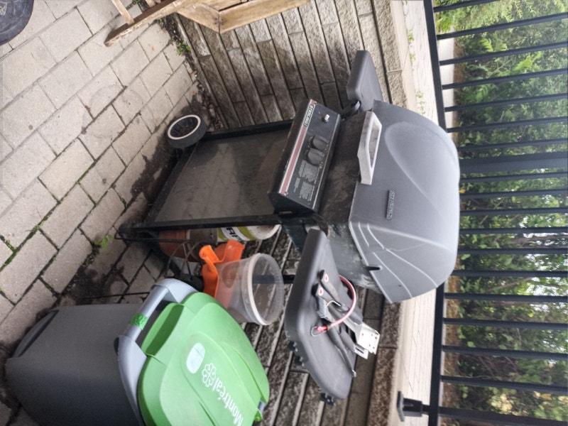 Barbecue fonctionnel avec bonbonne de gaz. BBQ et cuisine en plein