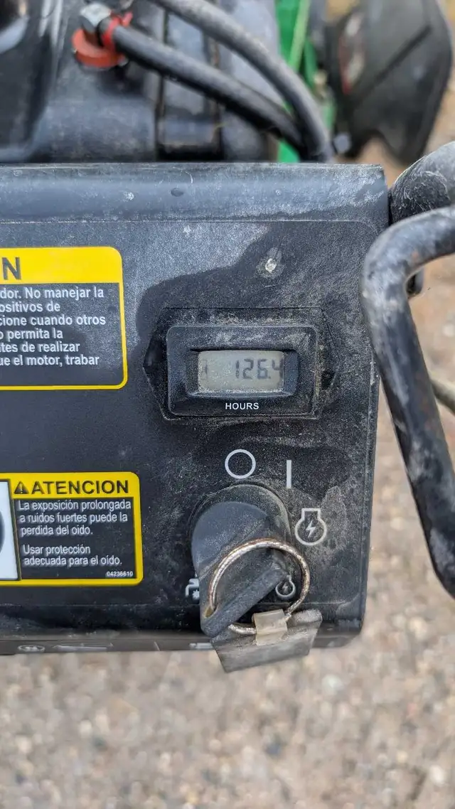 WG32A 32 " John Deere lawn mower. low hours in Lawnmowers & Leaf Blowers in Kitchener / Waterloo - Image 4