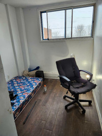 April 1st - Room for rent in 2 floor 3 bedroom apartment 