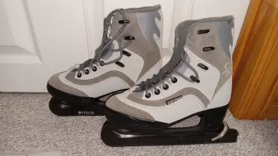 Youth Skates, Size 34, Skate Guards and Bag, View more