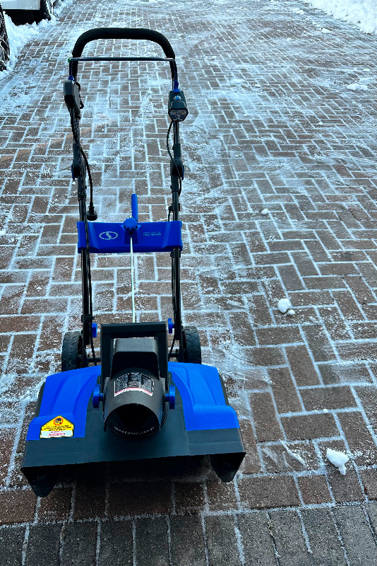 15 amp -21.5 SnowJoe - snow thrower- Brand new condition in Heavy Equipment in Windsor Region