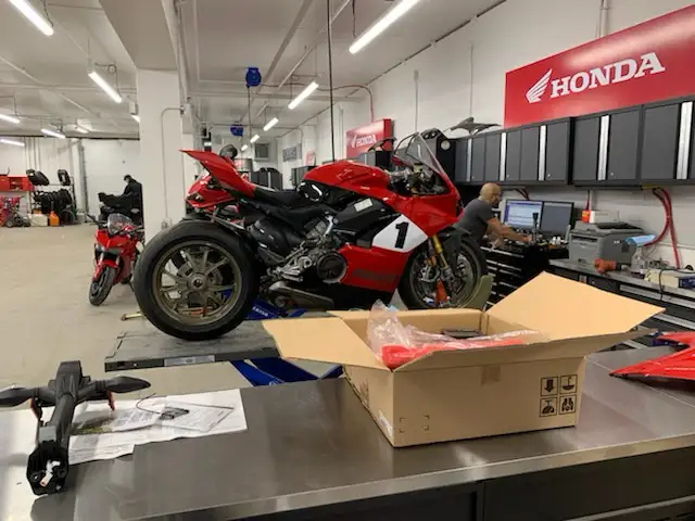 Ducati Panigale V4 916 anniversario  in Sport Bikes in Kitchener / Waterloo - Image 3