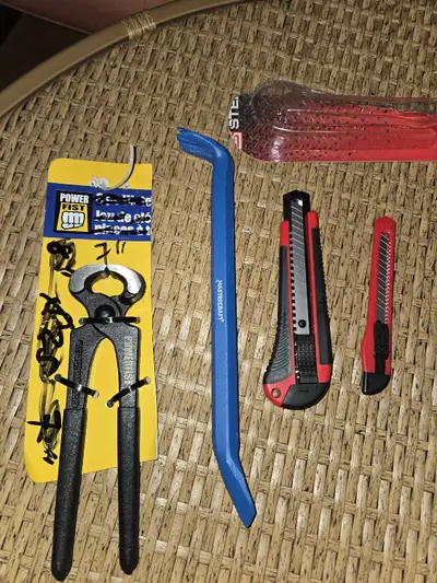 This tool set features a Power Fist 7" pincer plier, a Mastercraft 10.5" wrecking bar, and a 2-piece...