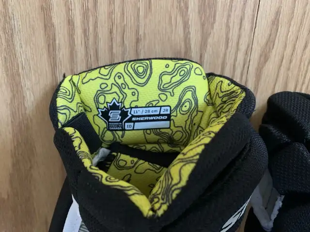 SHERWOOD REKKER LEGEND YOUTH HOCKEY GLOVES Size 11 in Hockey in Calgary - Image 3