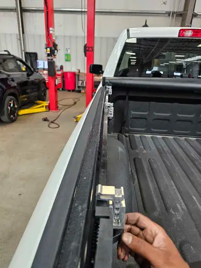 Roll up tonneau cover for a dodge ram 5.7 ' bed No tears no stains