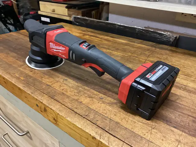 MILWAUKEE M18 FUEL BR. 15MM RANDOM ORBITAL POLISHER/6.0 AH BATT. in Power Tools in Barrie - Image 5