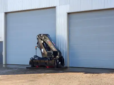 BRAND NEW, NEVER INSTALLED HIAB CRANE STORED INSIDE BUILDING XS 477 E-8 HIPRO SERIAL # 4771080 COMES...