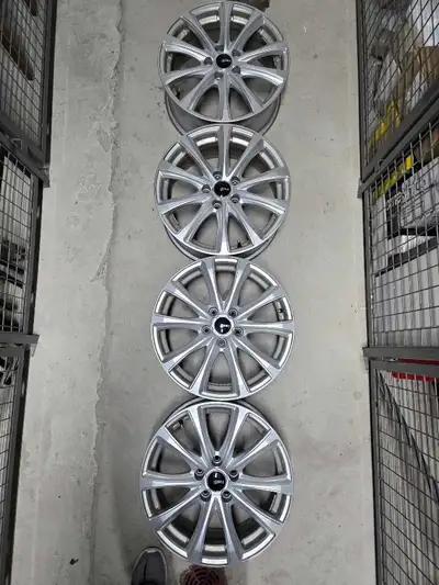Selling a set of 4 aftermarket CRW aluminum alloy wheels. Brand: CRW (Aftermarket) Bolt pattern: 5x1...
