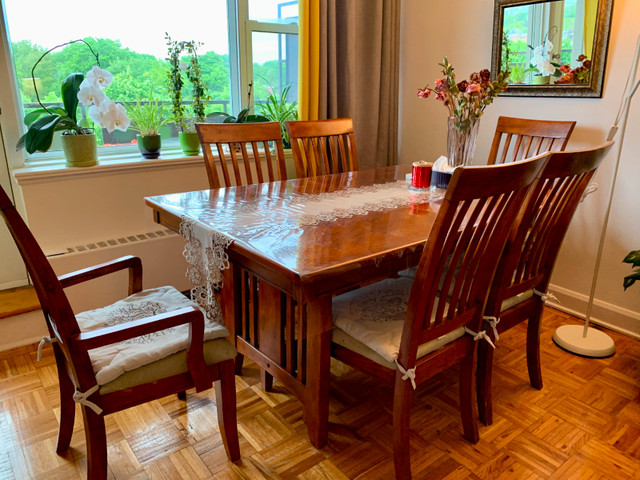 Dining table 7 pcs set in solid wood / Table de salle à manger dans Mobilier de salle à manger et cuisine  à Ville de Montréal - Image 2