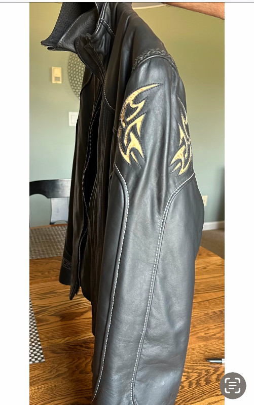 WOMAN’S LEATHER MOTORCYCLE JACKET IN EXCELLENT CONDITION in Women's - Tops & Outerwear in Abbotsford - Image 3