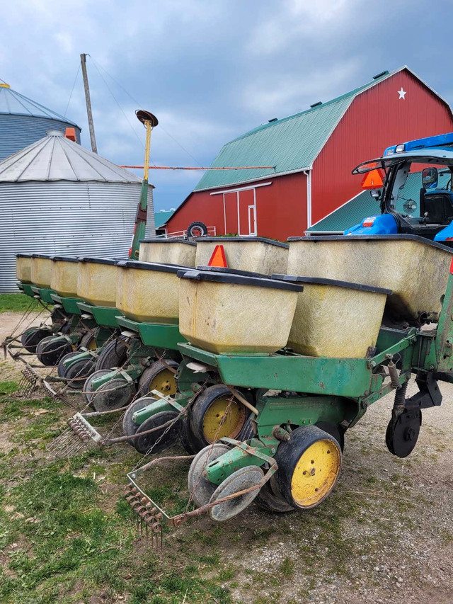 John deere 7000 corn planter in Farming Equipment in Owen Sound - Image 3