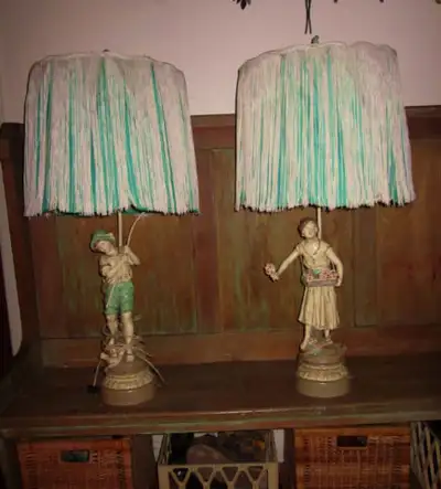Belle grande lampe tres pesante, un homme et une femme, avec jolis abats jours turquoises d'origines...