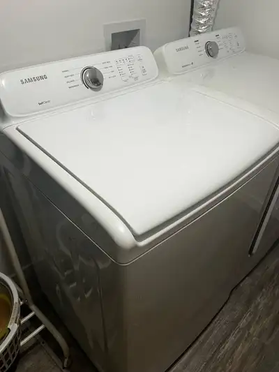 Laveuse et secheuse Samsung en bonne qualité, fonctionne suoer bien juste quelque marque sur l'exter...