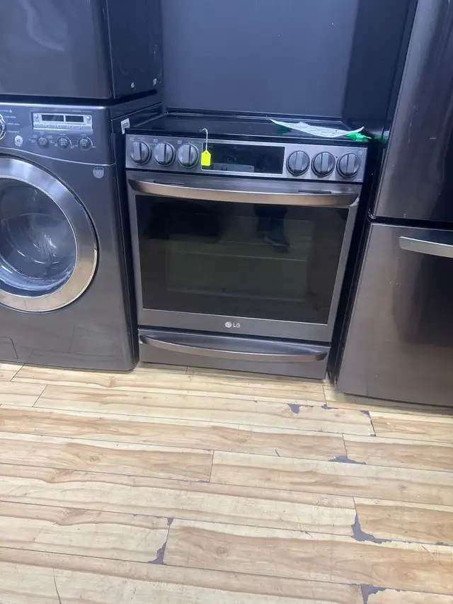 LG Electric Range in Stoves, Ovens & Ranges in Laval / North Shore - Image 2
