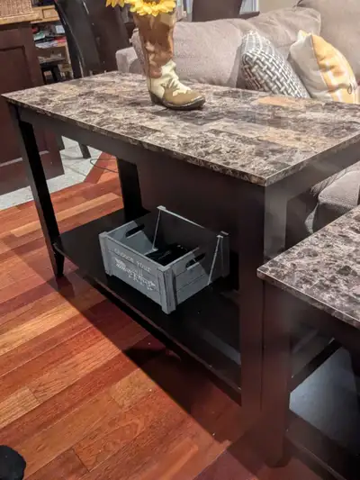 Console Table and end table in good condition and can deliver for a bit extra.