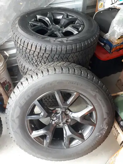 4 Pneus d'hiver Blizzak 245/65R17 107S sur jantes à vendre, étaient sur un Jeep Cherokee Trailhawk....
