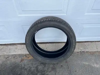 Pneu firestone 245 45R20 $75 chacun $150 pour les 3. tres peu d usure