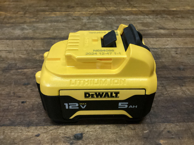 1 - DEWALT 12v MAX 5.0 AH LITHIUM ION BATTERY in Power Tools in Barrie - Image 4
