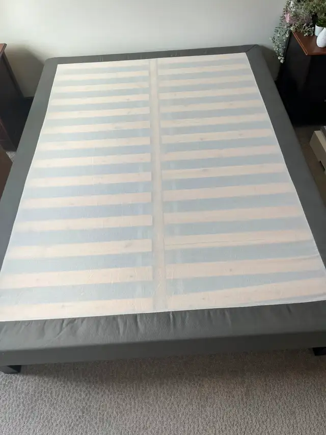 Base de lit et sommier IKEA Lyngor comme neuf! in Beds & Mattresses in Val-d'Or - Image 2
