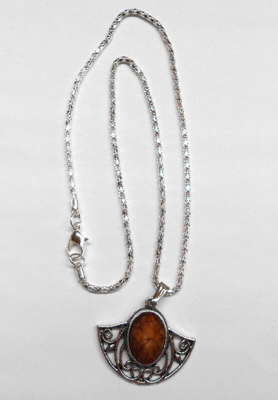 Bijoux, colliers, pendentifs et chaînes, plusieurs modèles in Jewellery & Watches in Lanaudière