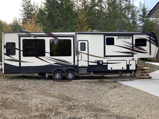 2016 Keystone Alpine 3590 RS 5th Wheel Trailer in Travel Trailers & Campers in Kamloops
