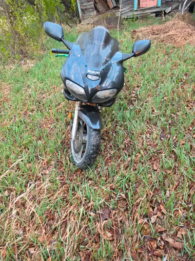2001 suzuki sv650. Bought it a year ago to learn on it, its a good bike but im looking for something...
