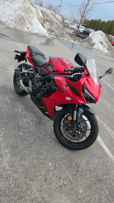 Cette superbe Honda CBR 650R 2023 se distingue par son moteur 4 cylindres dynamique et sa maniabilit...