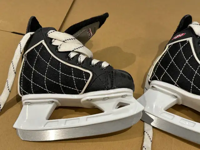 Hespeler - Hockey Skate for kids - Size US Y8 in Skates & Blades in Markham / York Region - Image 3