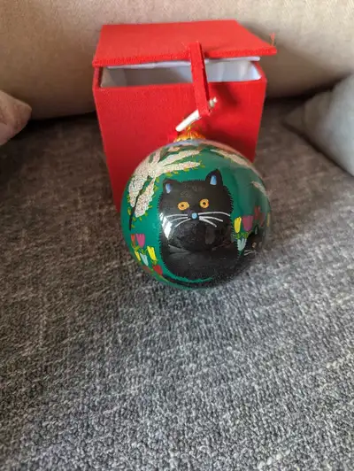 Adorable ornament in original gift box. Excellent condition. I'm just decluttering.
