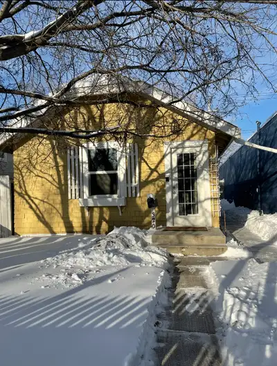 Entire 1 bedroom bungalow for rent in City Park. $1600 /month + utilities (averages about $300 /mont...