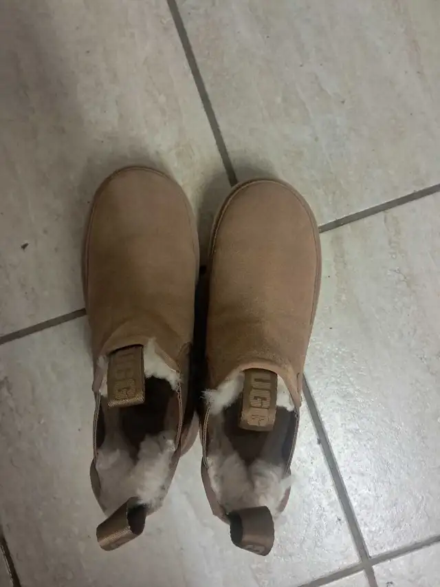 New small uggs barely worn 528038535260416003