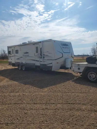 2009 wilderness low milage on trailer hitch on rear wired for boat trailer. Winter cover
